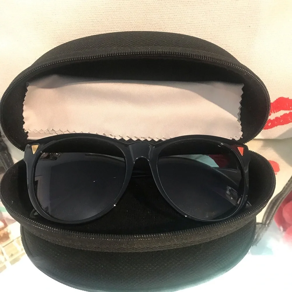 Sunglass with case‎
